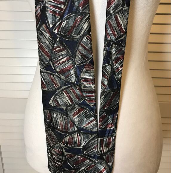 Towncraft Geometric Short Wide Mens Necktie - Picture 3 of 5